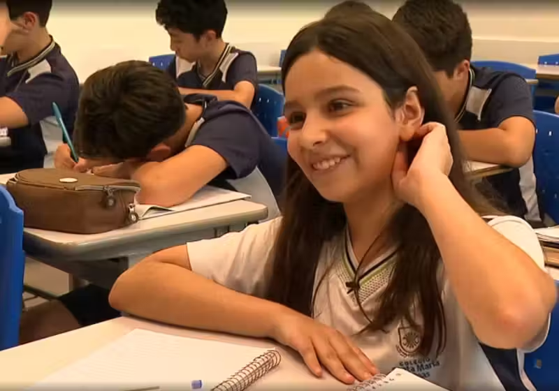 A menina brasileira criou uma fórmula simples, que descobre a raiz quadrada de qualquer número em segundos. - Foto: Reprodução/Jornal Nacional.