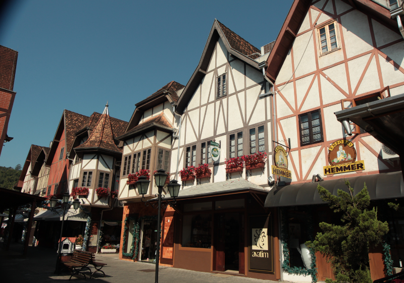 Seja para relaxar em parques aquáticos ou explorar as paisagens naturais e cultura do país, esses lugares prometem fazer sua viagem inesquecível. - Foto: reprodução/SandroSalomon/Getty Images