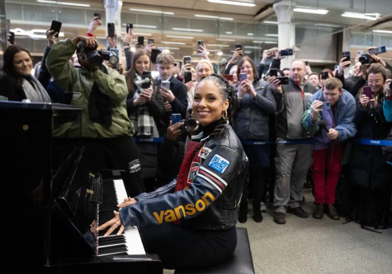 Alicia Keys surpreendeu passageiros da estação de trem com um show improvisado em Londres. - Foto: reprodução/Samir Hussein/Wireimage