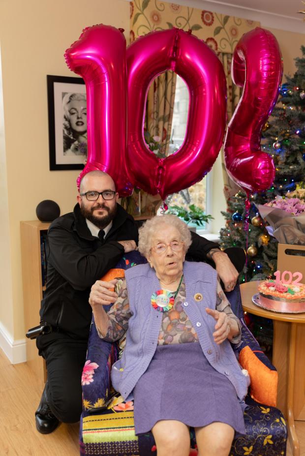 Vovó Mônica e o stripper Adam Price. - Foto: reprodução/West Lodge Care Home