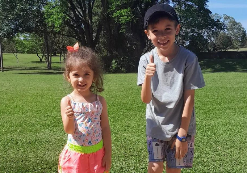 Os dois irmãos superdotados brasileiros ganharam uma bolsa para cursar faculdade no exterior. Eles têm apenas 7 e 3 anos de idade. - Foto: reprodução/arquivo pessoal