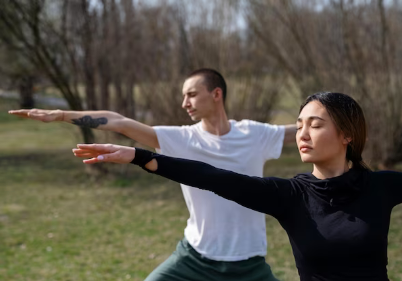 O tai chi e a meditação também ajudam na liberação de serotonina, que contribui para a felicidade. Foto: Reprodução/Freepik.