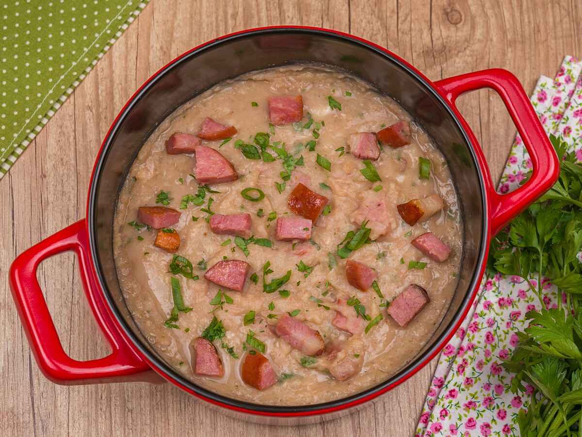 O tutu de feijão, prato tradiocional em SP e MG ficou no 93º lugar (nota 4,49).- Foto: cooknenjoy.