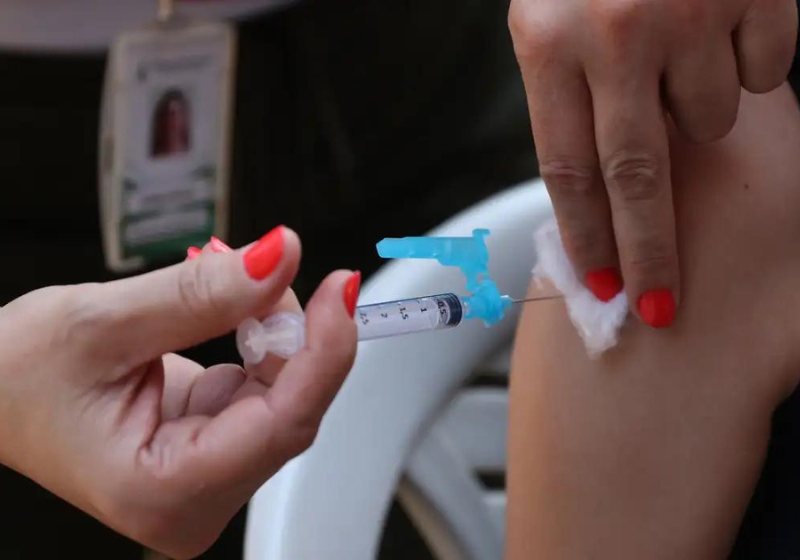 De início, a vacina da dengue, incorporada ao SUS, será prioritária para o público alvo. - Foto: Reprodução/José Cruz (Agência Brasil).