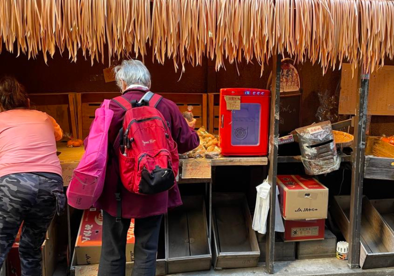 Os vegetais e frutas que Tomo-chan vende têm preços simbólicos para ajudar jovens que passam fome como ela passou. - Foto: reprodução/CBS NEWS