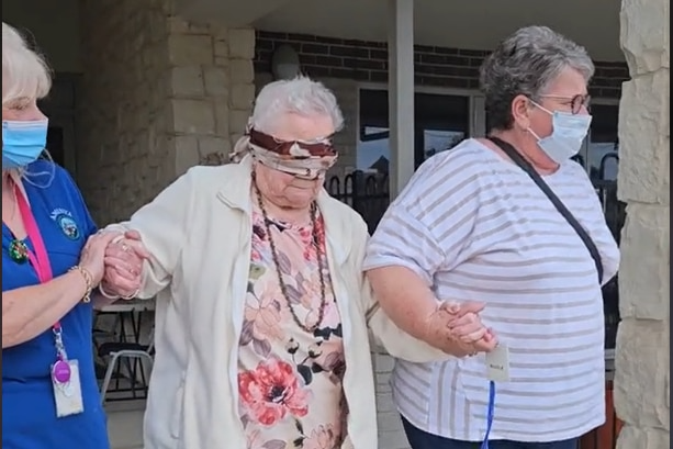 Jenny estava vendada e quando tiraram a venda, ele viu seu sonho se tornar realidade. Foto: Reprodução/Dinny Schutz.