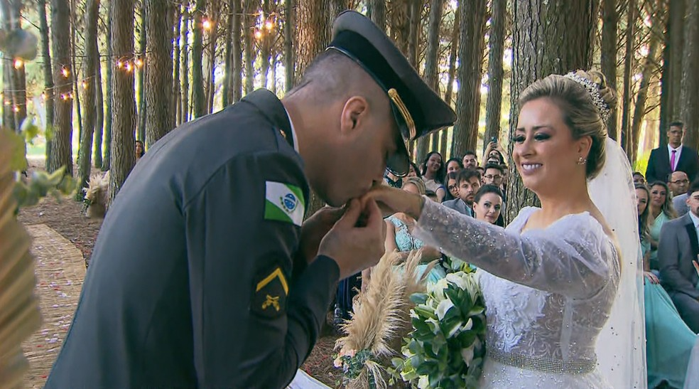 Depois do susto, Victor e Caroline fizeram uma bela cerimônia para amigos e familiares. Foto: Reprodução/RPC.