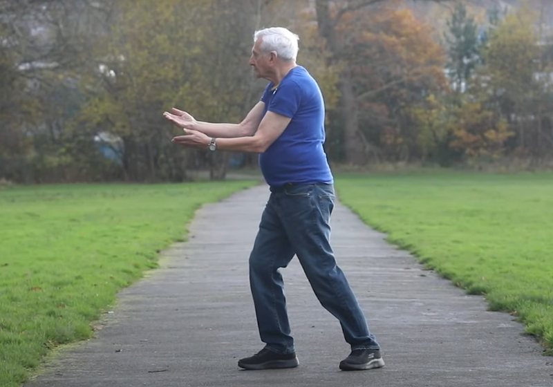 O vovó de 92 anos é apaixonado por artes marciais e adora vinho e se divertir. - Foto: reprodução/SWNS