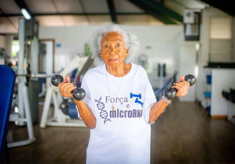 A idosa de 93 anos faz tudo sozinha. Pega o ônibus duas vezes na semana para ir malhar na academia porque alivia dores. - Foto: reprodução/Hugo Barreto