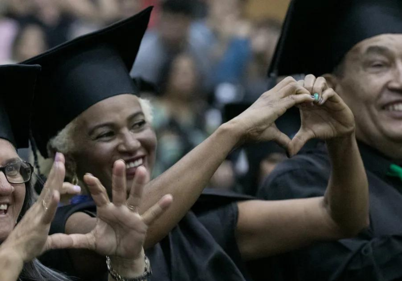 O curso da UnB para idosos leva empoderamento e conhecimento a pessoas com mais de 60 anos e combate o etarismo. - Foto: Reprodução/UniSER.