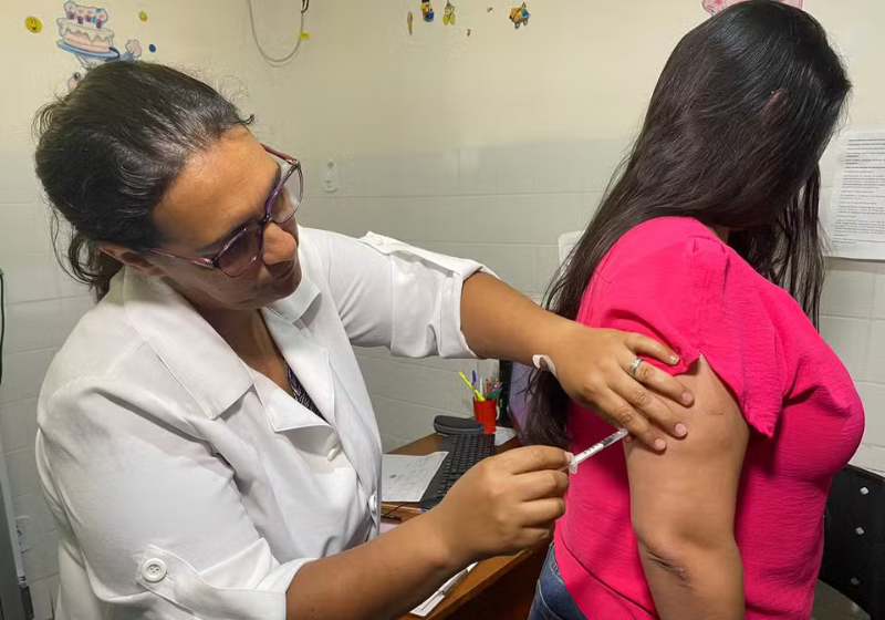 Francisleine foi a primeira brasileira vacinada contra a dengue em Dourados (MS). Ela perdeu o filho Julio, de 14 anos, para a doença. - Foto: Ronie Cruz/TV Morena.