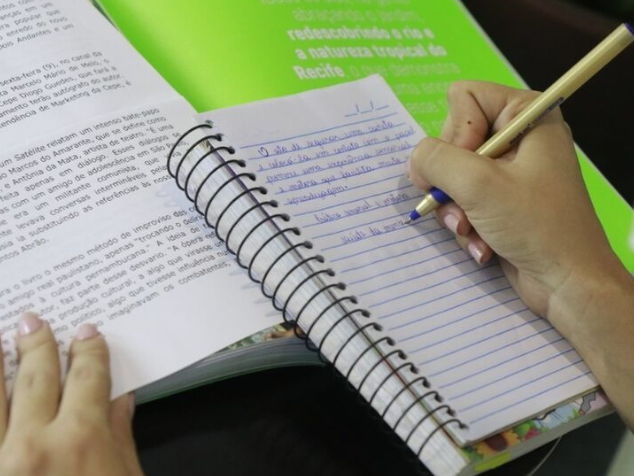 Alunos aprendem mais e se lembram melhor com anotações manuscritas. - Foto: Paullo Allmeida 