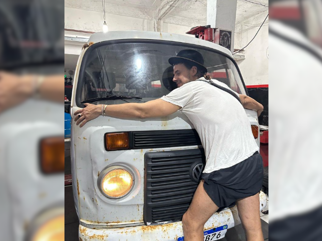 O ator Daniel Erthal ganhou uma kombi de presente de clientes depois de viralizar trabalhando como ambulante em Copacabana. - Foto: reprodução/Instagram @erthalera