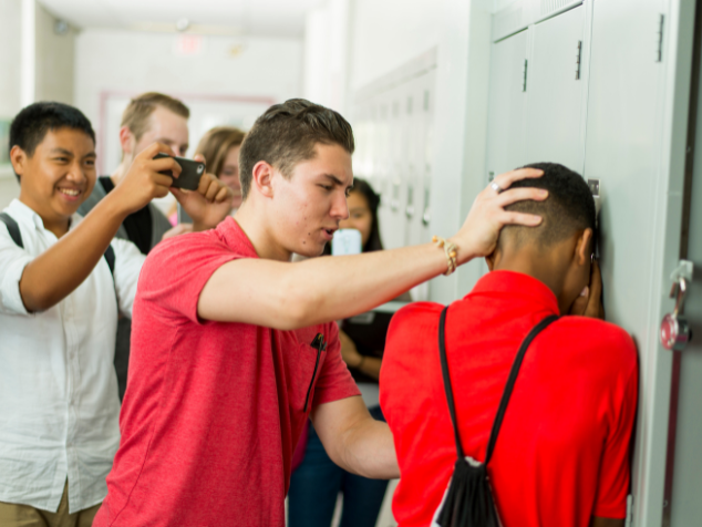 Quem praticar bullying ou cyberbullying poderá ser multado ou preso, com penas agravadas se cometidos em grupo, envolvendo armas ou outros crimes violentos. - Foto reproduçãoGetty Images