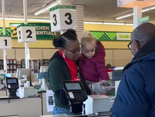 A caixa Fatimah notou o desespero da mãe e ofereceu uma mãozinha para acalmar a criança. - Foto: reprodução/TikTok @maryannbyrnes