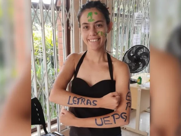 Vanusa, uma jovem órfã e que estava em situação de rua, foi aprovada em primeiro lugar no vestibular da UEP para cursar Letras. - Foto: reprodução/ arquivo pessoal