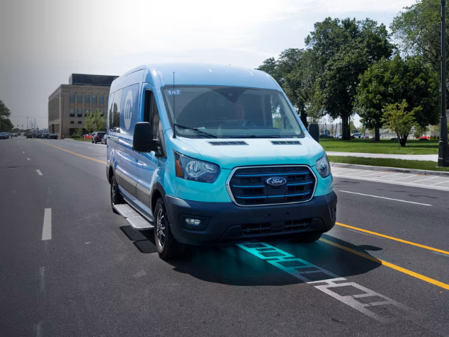 A rodovia é a primeira nos Estados Unidos que carrega veículos elétricos sem nenhum fio, só por indução. - Foto: Electreon