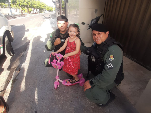 Comovidos com o pedido da garotinha, os policiais se juntaram para comprar o patinete que ela pediu na cartinha. - Foto: reprodução/PMCE
