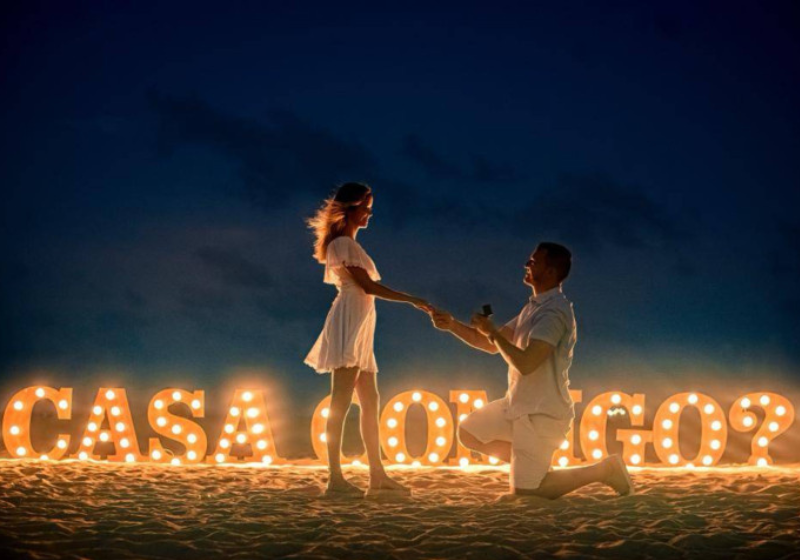 Um pedido de casamento na praia, e com um letreiro iluminado, viralizou na internet. Foto: Originale Fotografia.