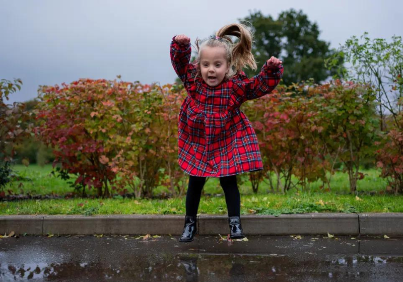 A menina tinha espinha bífida e precisou passar por uma cirurgia na coluna quando estava no útero da mãe. Felizmente, ela sobreviveu e já corre e anda sozinha! - Foto: SWNS.