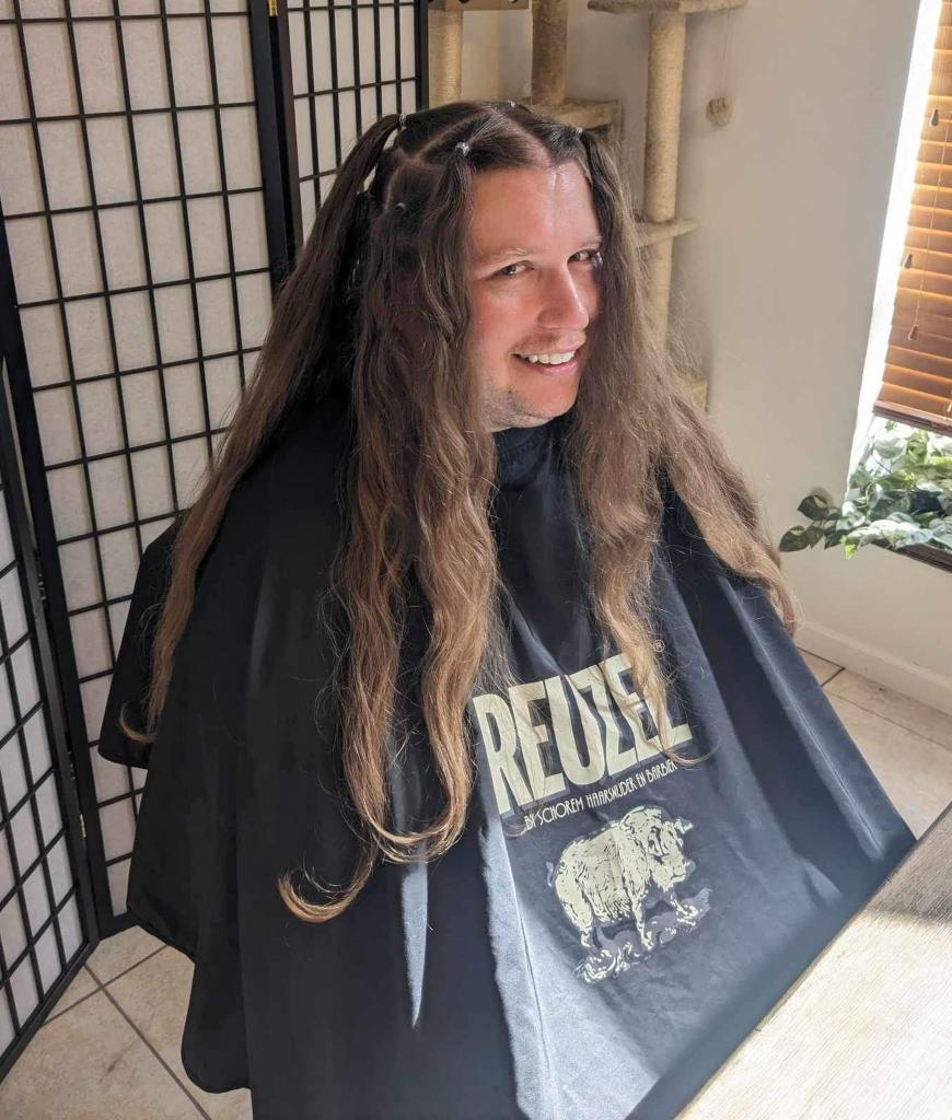 No dia de cortar o cabelo, o casal contou com a ajuda de um primo de Hannah, que é barbeiro. Foto: Kennedy News and Media. 