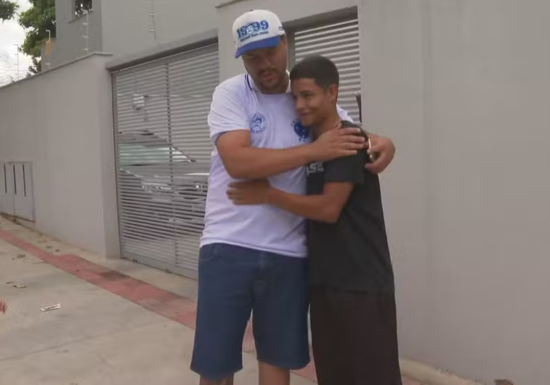 O torcedor do Cruzeiro, em um ato heróico, pulou na enchente para salvar o adolescente. Foto: TV Globo.