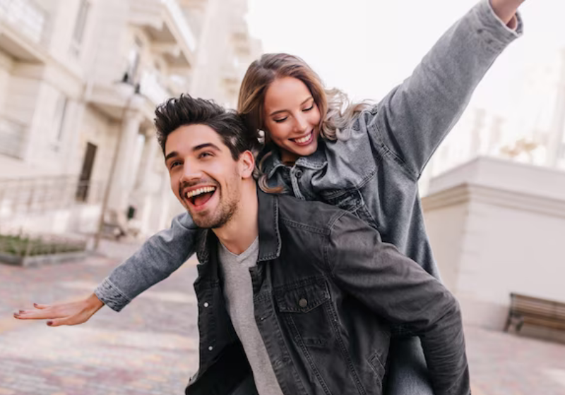 Uma das maneiras de saber se a pessoa está a fim de você é ficar atento aos gestos dela, sorriso, carinho, prestar atenção.. isso pode indicar muito! Foto: Freepik.