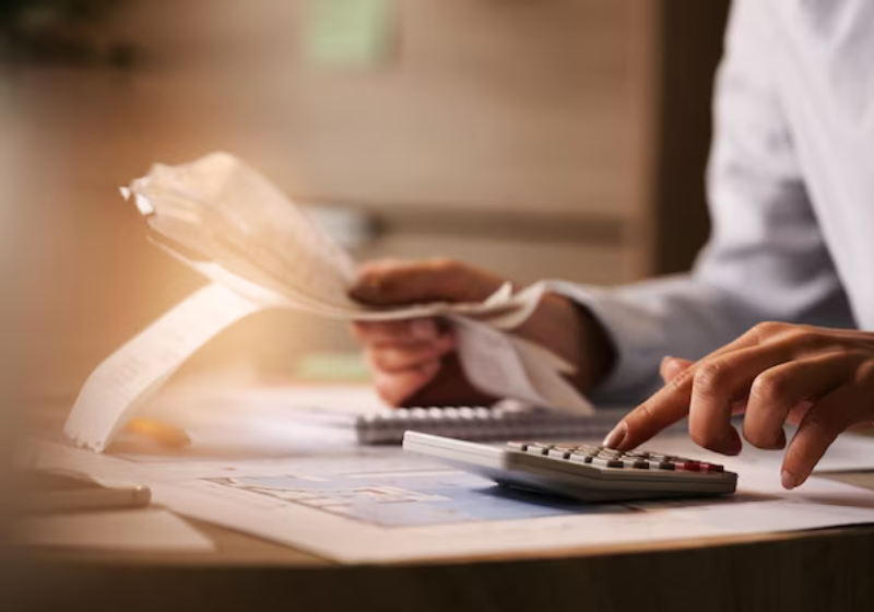 Uma das dicas para fazer o salário durar é anotar todos os gastos e o valor que entra. Foto: Freepik.