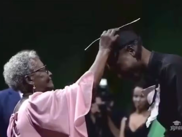 Cheio de representatividade, Deyvisson - um jovem preto - recebe diploma de medicina ao som de Negro Drama, dos Racionais MCs — Foto: Reprodução/Instagram @deyvissonluis