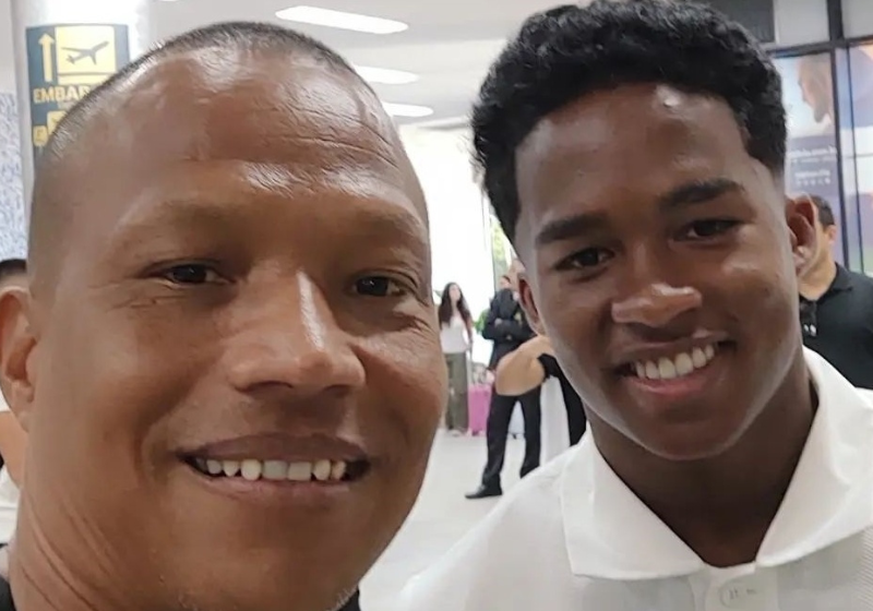 Ao desembarcar no aeroporto, Endrick, jogador do Palmeiras, conversou com o engraxate e lhe ajudou com um PIX de R$ 1000! Foto: A Embaixada.