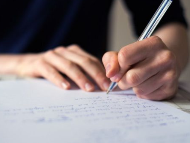 Os movimentos cuidadosos ao escrever à mão estimulam o cérebro a aumentar as conexões cerebrais e melhoram a memória de quem escreve. - Foto: Getty Imagens