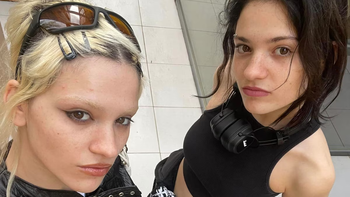 As duas irmãs gêmeas Ano (à esquerda) e Amy conseguiram se encontrar por um programa de TV e pelo TikTok. - Facebook.com/Sartania AnnoDie 