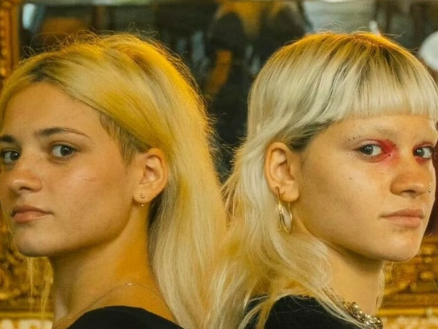 Emocionante reencontro! As gêmeas, que foram roubadas no hospital quando nasceram, há 22 anos, se reencontram agora com a mãe depois de um programa de TV e um vídeo no Tiktok. - Foto: Facebook/Sartania Anno