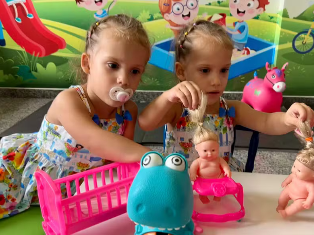 Guerreiras! As gêmeas siamesas Heloá e Valentina passaram por uma cirurgia complexa de separação e hoje, 1 ano depois, estão todas independentes. - Foto: Michel Gomes