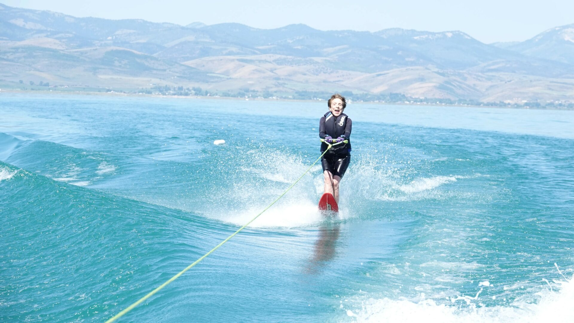 Na família já virou tradição, todo verão a vovó é levada para esquiar. Foto: Guinness World Recordes.