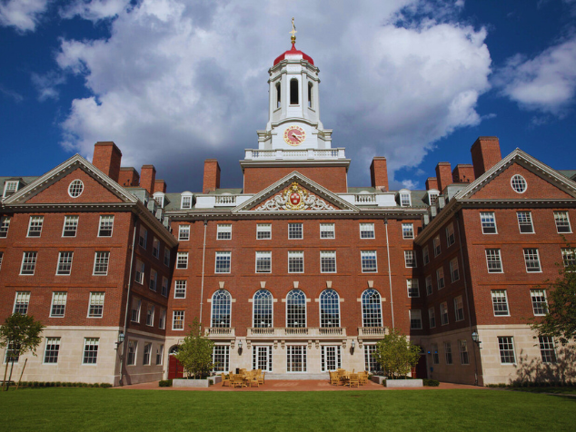 Harvard é uma das universidades mais conceituadas do mundo e agora abriu cursos online e gratuitos. - Foto: Kris Snibbe