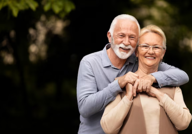 Com a aprovação na comissão, as gratuidades jurídicas para idosos vão ainda seguir os tramites da Câmara. Foto: Freepik.
