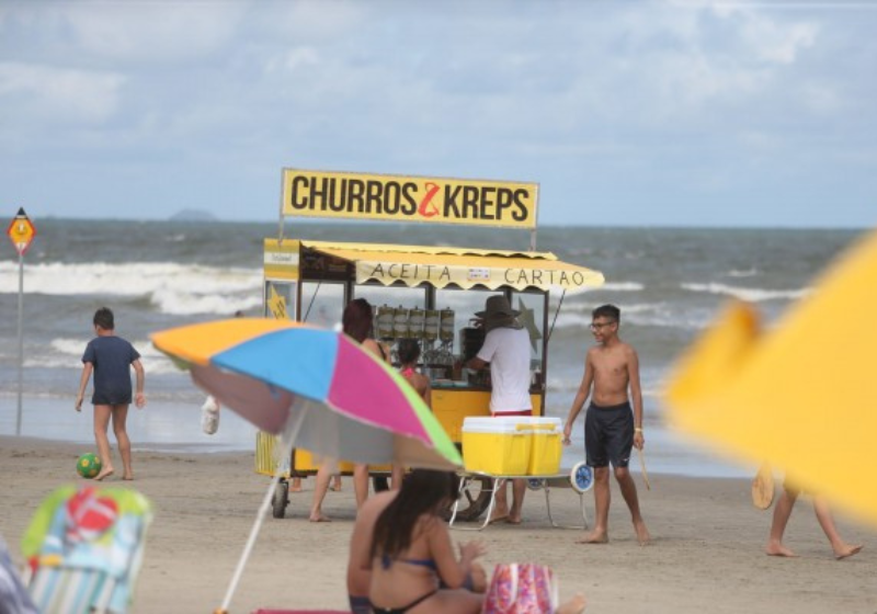 Entre as dicas para evitar intoxicação alimentar, estão optar por alimentos feitos em casa, observar o manuseio de ambulantes e maneirar no álcool. - Foto: Albari Rosa/Gazeta do Povo.