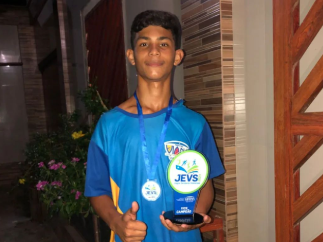 Órfão de pai e mãe, Targino superou as adversidades e agora vai realizar o sonho de jogar futebol no Fortaleza Esporte Clube. - Foto: reprodução/Instagram @eae_neeto_