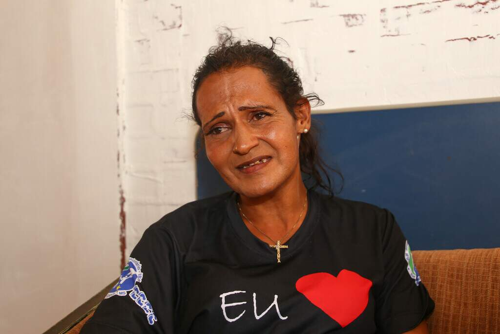 Ao falar do abandono que sofreu, Karen se emociona. Foto: Paulo Francis.