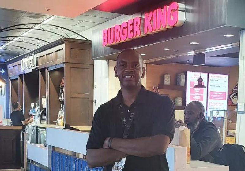 O funcionário Kevin nunca faltou o trabalho em 27 anos e ganhou um presente mixuruca da chefia há 2 anos. Depois de viralizar ele ganhou uma vaquinha e agora comprou uma casa, um carro e agradeceu aos internautas pela ajuda. - Foto: @thekeep777/TikTok.