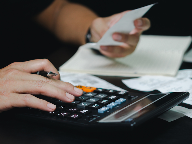 Além de liberar do pagamento do Imposto de Renda os que recebem até dois salários mínimos, o presidente reafirmou a promessa de isenção aos que têm renda de até R$ 5 mil até o fim do mandato dele. - Foto: Khunkorn