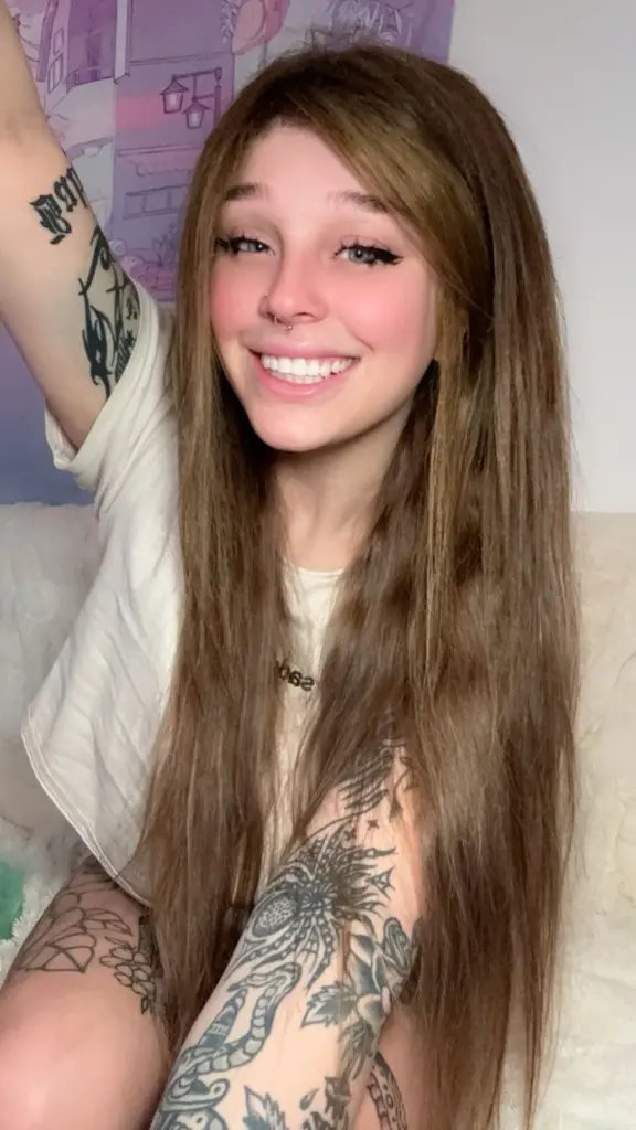 Com a nova peruca, Hannah disse que se sente amada e que o presente aumentou sua autoestima - Foto: Kennedy News and Media