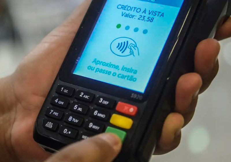 O novo limite estipula que os juros do cartão de crédito não podem ultrapassar o valor da dívida original e acaba com a chamada bola de neve. - Foto: Marcello Casal Jr (Agência Brasil).