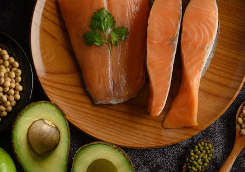 Alimentos como o salmão e o abacate possuem ômega 3, que ajuda a regular os neurotransmissores do cérebro. Foto: Freepik.