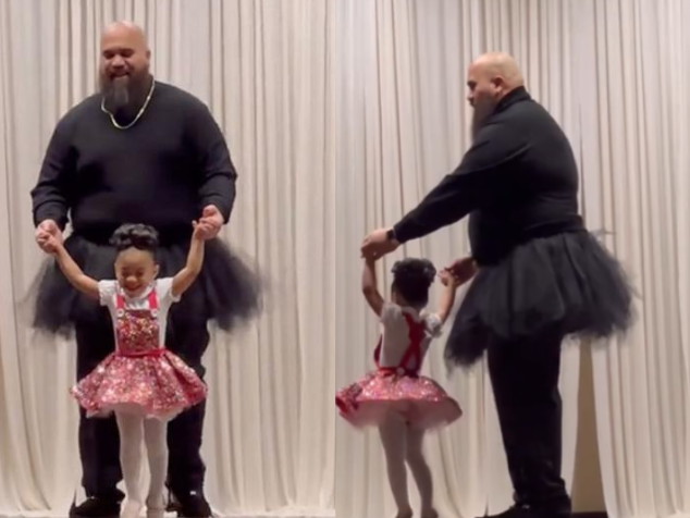 Cheia de orgulho, a mãe gravou o pai e a filha dançando juntos na apresentação de balé. O vídeo bateu 26 milhões de visualizações. - Foto: reprodução/TikTok @withherownhands