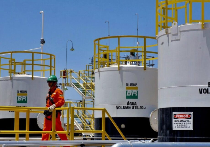 O Concurso da Petrobras retomou inscrições. Asd provas serão em 39 cidades e o salário inicial é de R$ 5 mil! Vai perder? - Foto: Agência Brasil.
