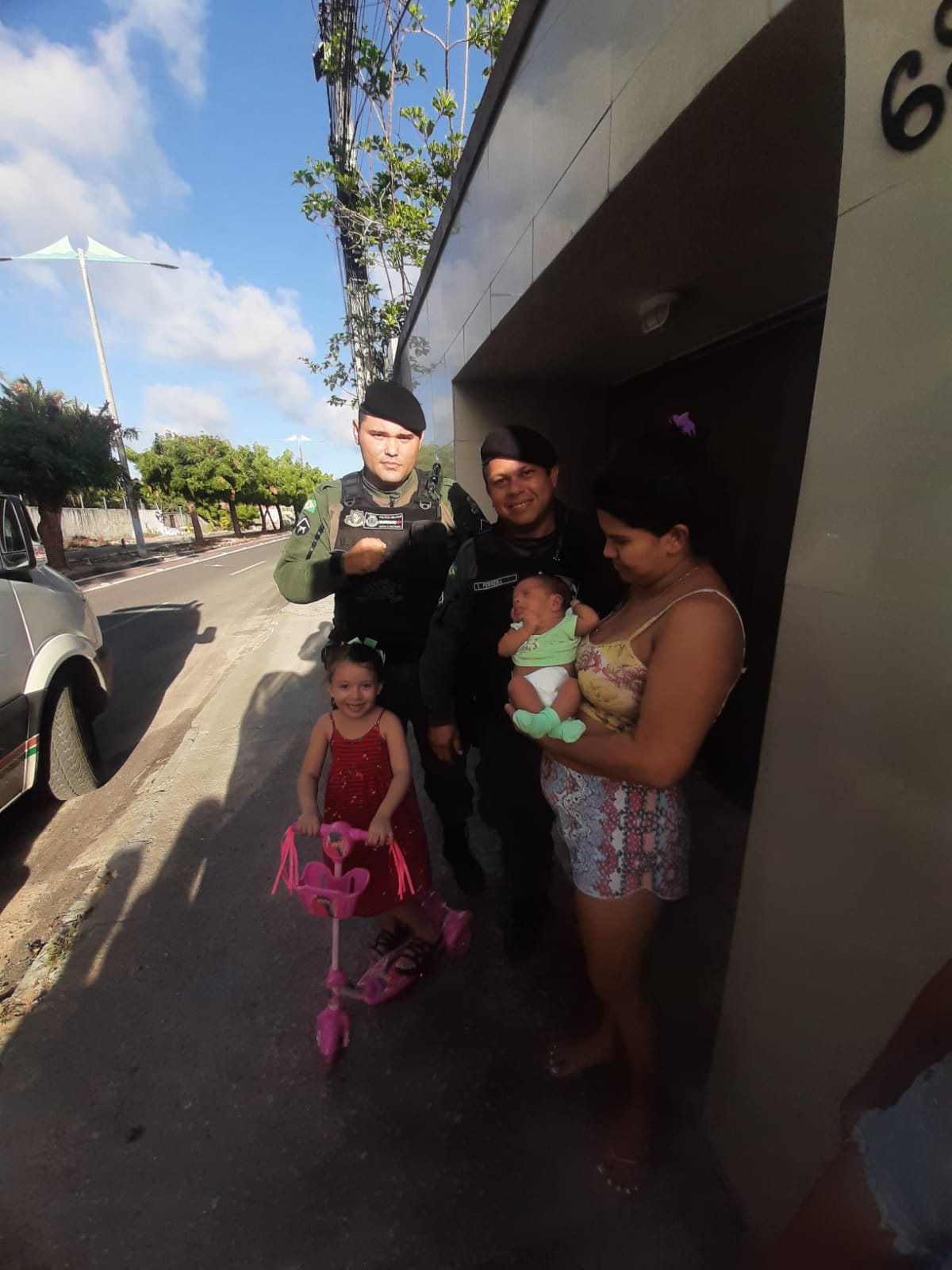  A pequena Laryssa toda feliz com o novo presente ao lado dos policiais e da mãe. - Foto: reprodução/PMCE 