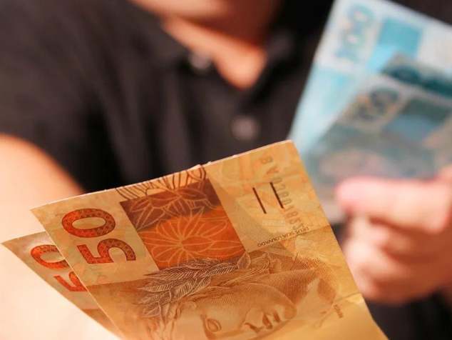  Esse reajuste tem um impacto direto na vida de muitos brasileiros, já que cerca de 59,3 milhões de pessoas têm renda vinculada ao salário mínimo. - Foto: reprodução/ USP Imagens