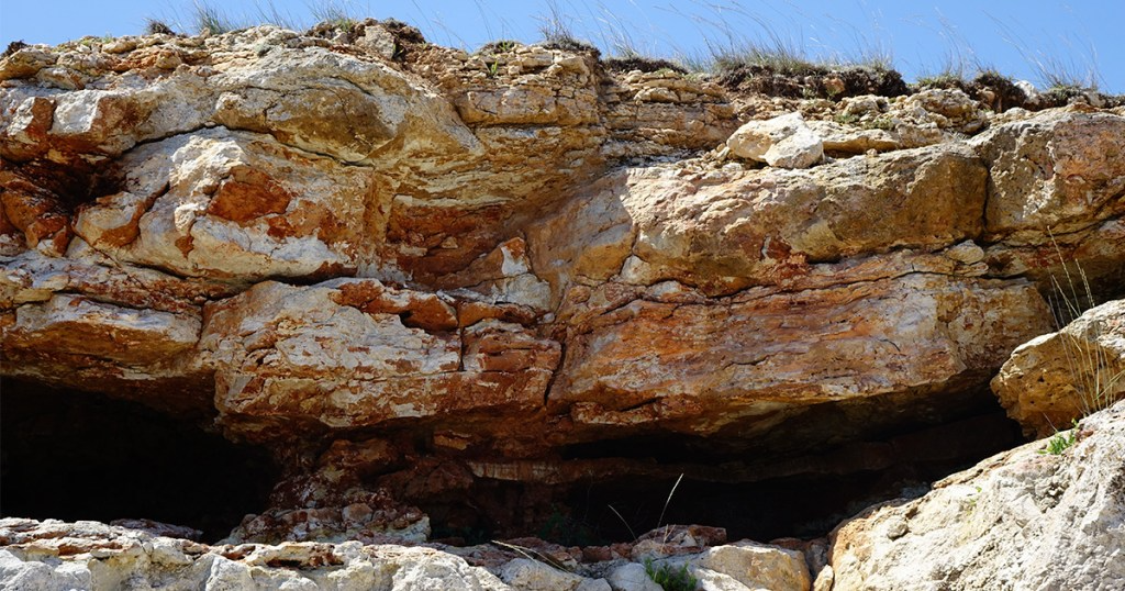 As rochas do megalago se tornaram falésias no litoral do Mar Negro e preservam a história geológica do local. Foto: Dan Valentin Palcu.